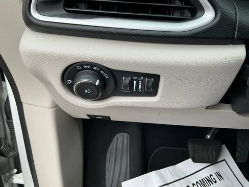 Used 2023 Chrysler Pacifica Touring-L FWD image 20