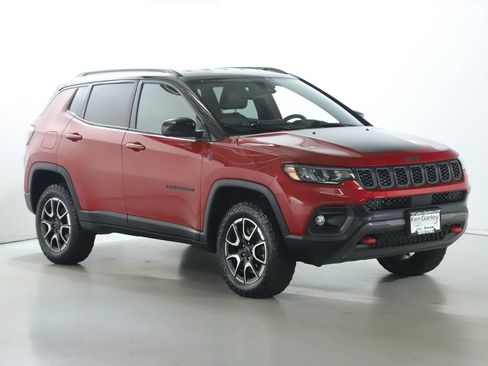 Used 2025 Jeep Compass Trailhawk AWD/4WD image 9