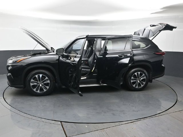 Used 2025 Toyota Highlander XLE AWD/4WD image 47