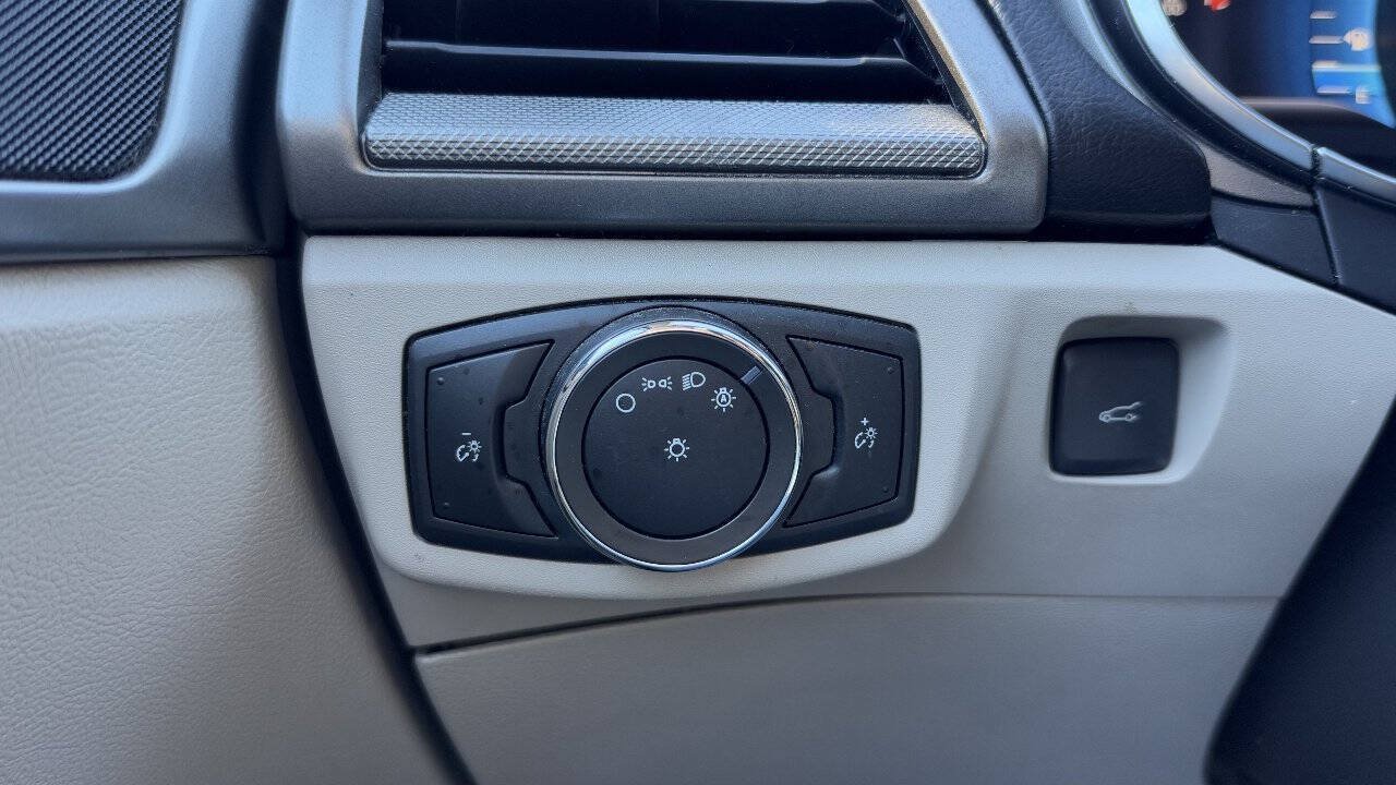 Used 2017 Ford Fusion SE w/ Fusion SE Technology Package FWD image 19