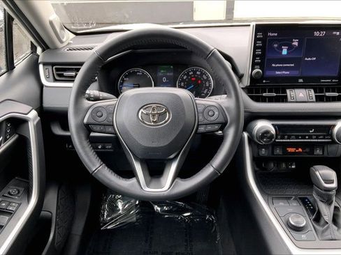 Used 2022 Toyota RAV4 XLE Premium image 4