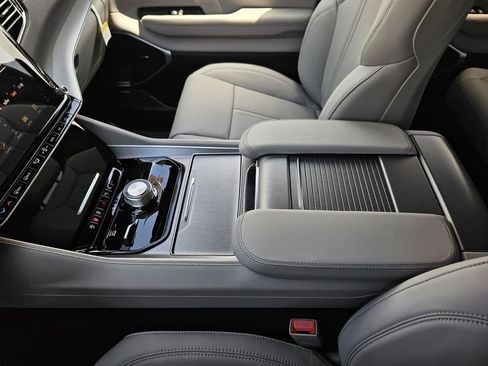 New 2026 Jeep Grand Wagoneer L Limited AWD/4WD image 32