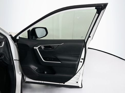 Used 2020 Toyota RAV4 LE AWD/4WD image 30