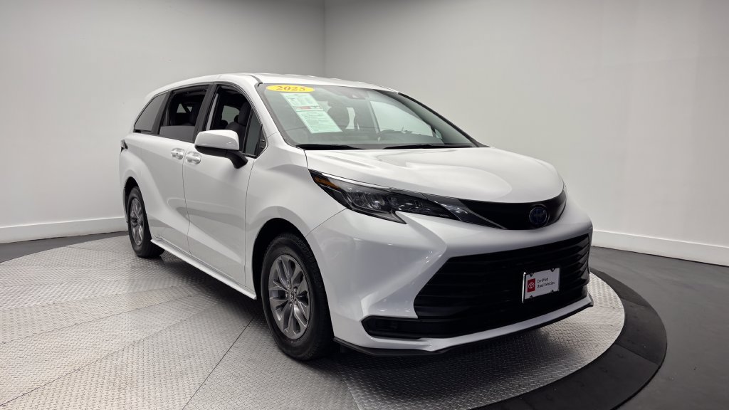 Used 2025 Toyota Sienna LE FWD image 43
