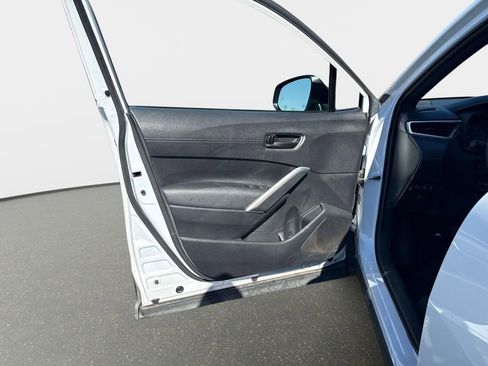 Used 2024 Toyota Corolla Cross SE image 16