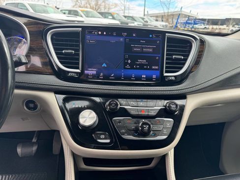 Used 2022 Chrysler Pacifica Limited image 25