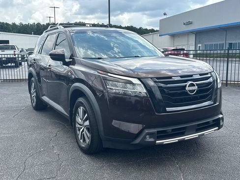 Used 2022 Nissan Pathfinder SL w/ SL Black Package FWD image 4