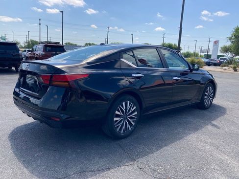 Used 2025 Nissan Altima 2.5 SV FWD image 2