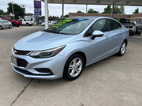 Used 2017 Chevrolet Cruze LT w/ Convenience Package FWD image 3