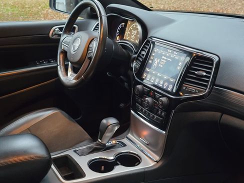 Used 2019 Jeep Grand Cherokee Altitude image 18