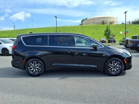 New 2027 Chrysler Pacifica Limited FWD image 3