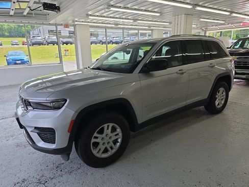 Used 2023 Jeep Grand Cherokee Laredo AWD/4WD image 2