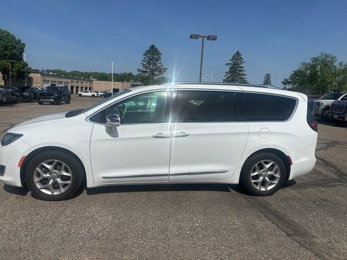 Used 2019 Chrysler Pacifica Limited FWD image 3