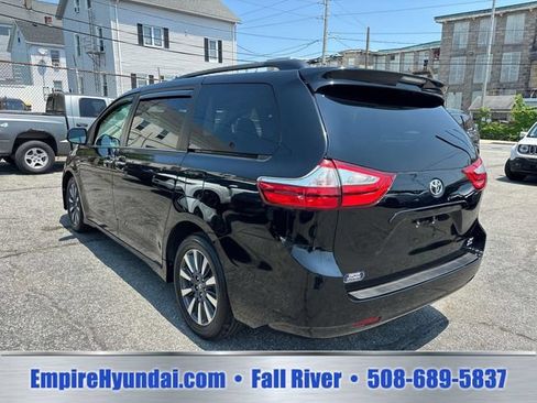 Used 2018 Toyota Sienna XLE w/ XLE Navigation Package AWD/4WD image 3