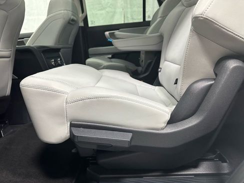 Used 2025 Ford Expedition Platinum image 37