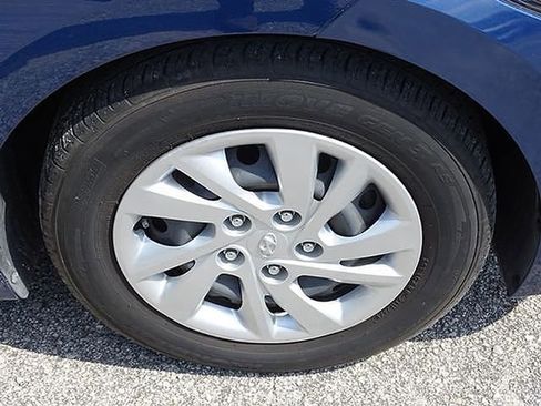 Used 2017 Hyundai Elantra SE image 13