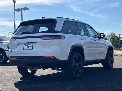 New 2025 Jeep Grand Cherokee Altitude image 7