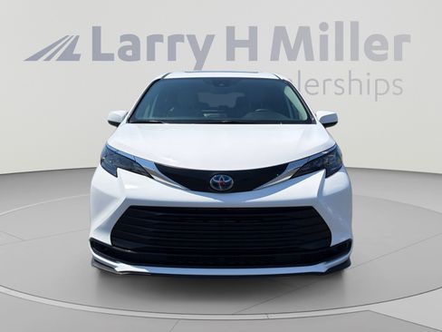 Used 2025 Toyota Sienna LE w/ LE Plus Package AWD/4WD image 8