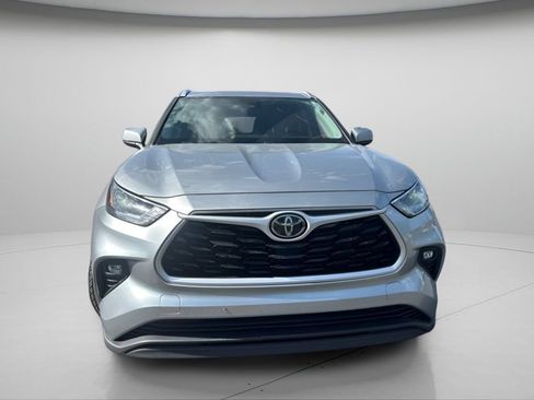 Used 2022 Toyota Highlander XLE AWD/4WD image 3