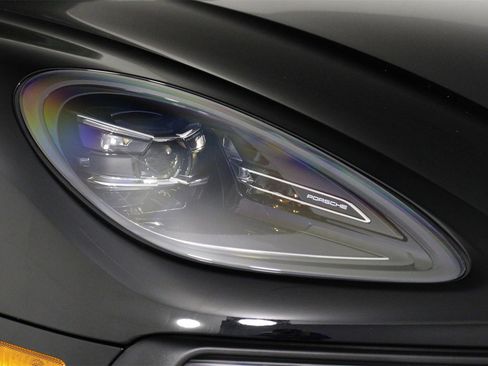 Used 2025 Porsche Macan image 28