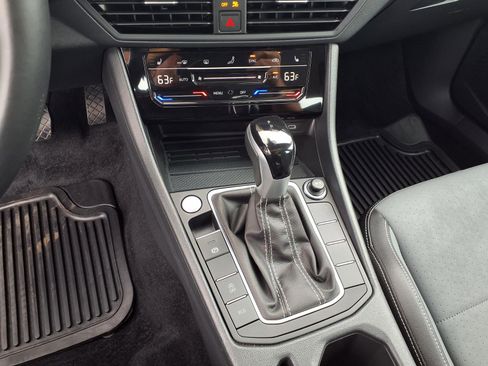 Used 2025 Volkswagen Jetta SE FWD image 8