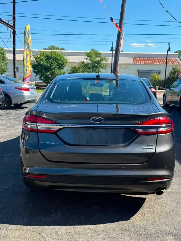 Used 2018 Ford Fusion SE w/ Fusion SE Technology Package FWD image 6