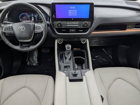 Used 2024 Toyota Grand Highlander AWD image 10