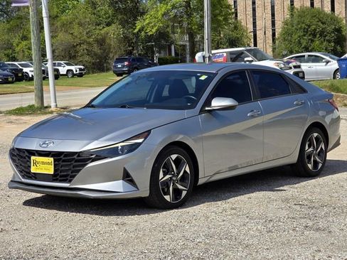 Used 2023 Hyundai Elantra SEL w/ Convenience Package image 3