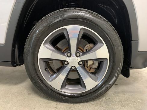 Used 2019 Jeep Cherokee Limited AWD/4WD image 30