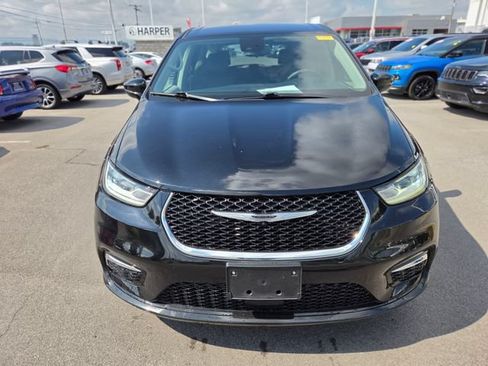Used 2024 Chrysler Pacifica Touring-L FWD image 2