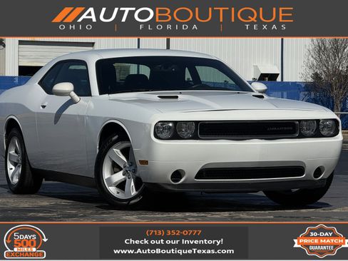Used 2014 Dodge Challenger SXT image 1