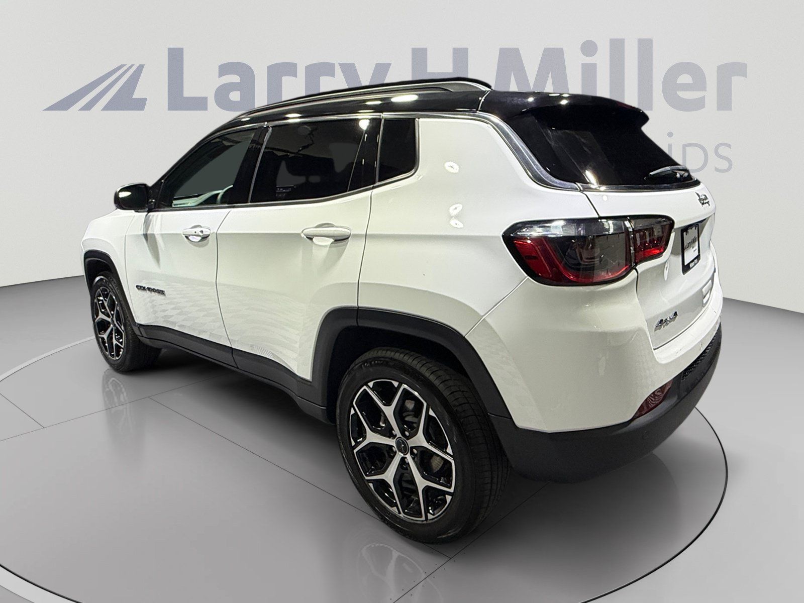 Used 2025 Jeep Compass Limited AWD/4WD image 3