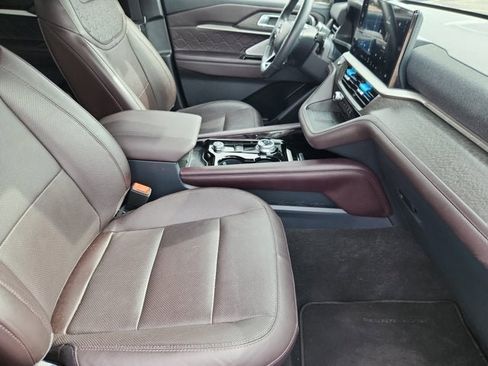 Used 2025 Ford Explorer Platinum w/ LUX Leather Package AWD/4WD image 15