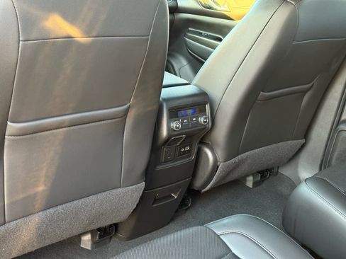 Used 2023 GMC Acadia SLT image 26