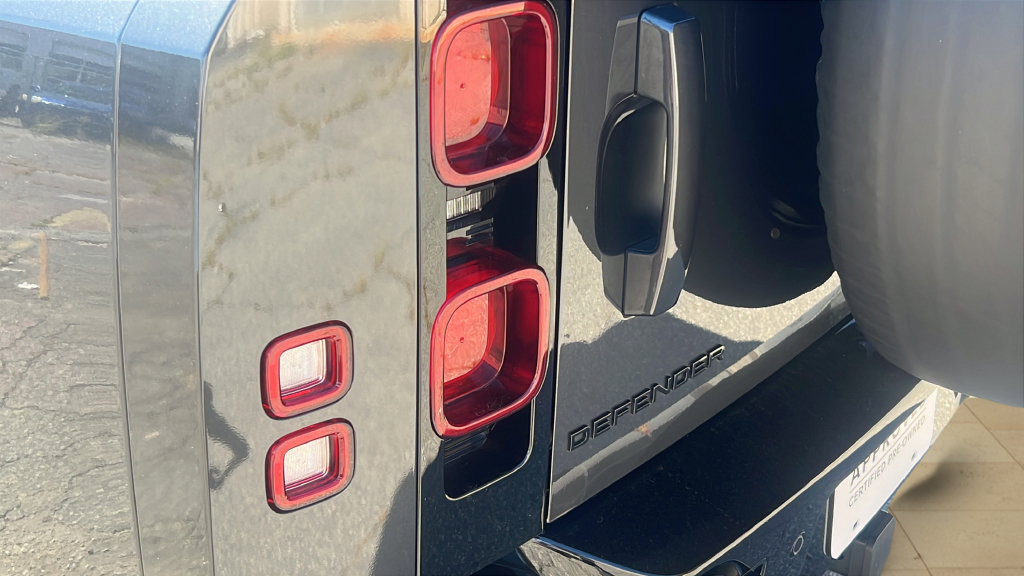 Used 2025 Land Rover Defender 130 X-Dynamic SE AWD/4WD image 12