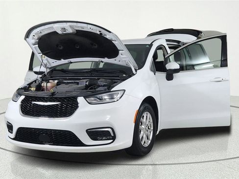 Used 2023 Chrysler Pacifica Touring-L FWD image 8