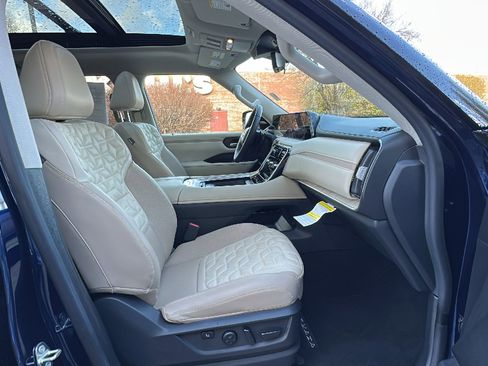 Certified 2025 Nissan Armada Platinum Reserve image 24