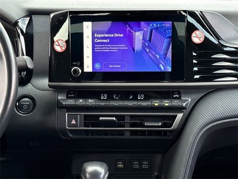 Used 2025 Toyota Camry SE image 17