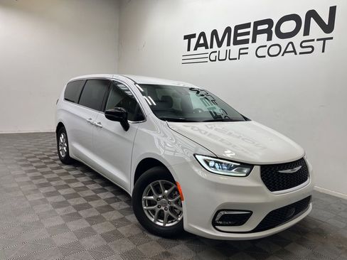Used 2025 Chrysler Pacifica Select FWD image 1