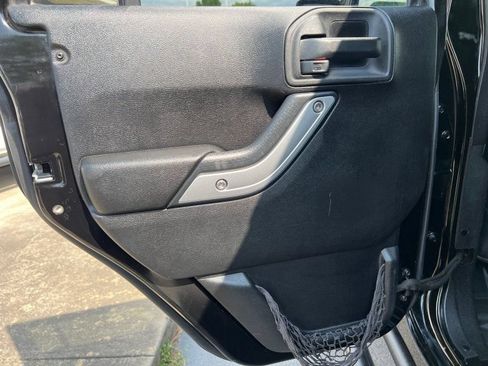 Used 2013 Jeep Wrangler Unlimited Rubicon AWD/4WD image 9