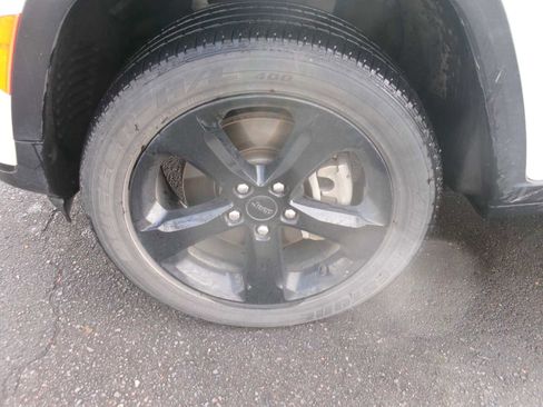 Used 2023 Jeep Grand Cherokee L Laredo image 10