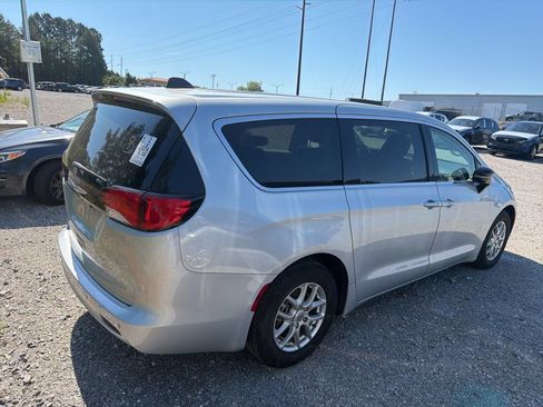 Used 2024 Chrysler Voyager LX FWD image 3