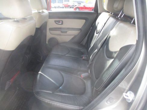 Used 2013 Kia Soul ! FWD image 11