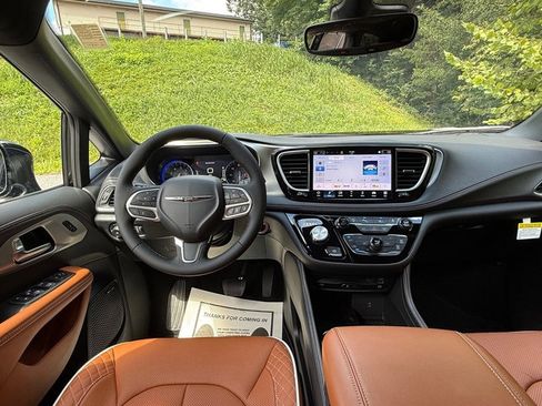 New 2026 Chrysler Pacifica Pinnacle w/ Trailer Tow Group image 11