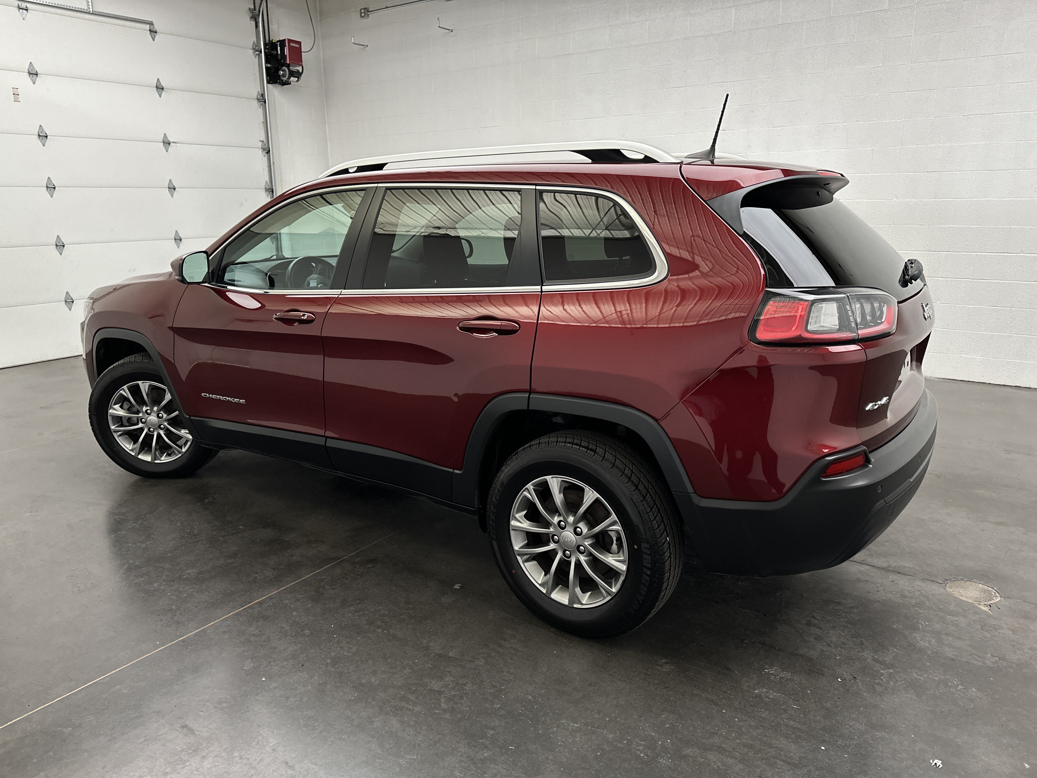 Used 2020 Jeep Cherokee Latitude Plus w/ Comfort/Convenience Group AWD/4WD image 6