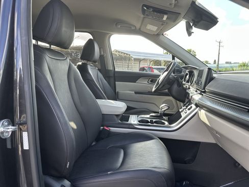 Used 2024 Kia Carnival LX FWD image 24