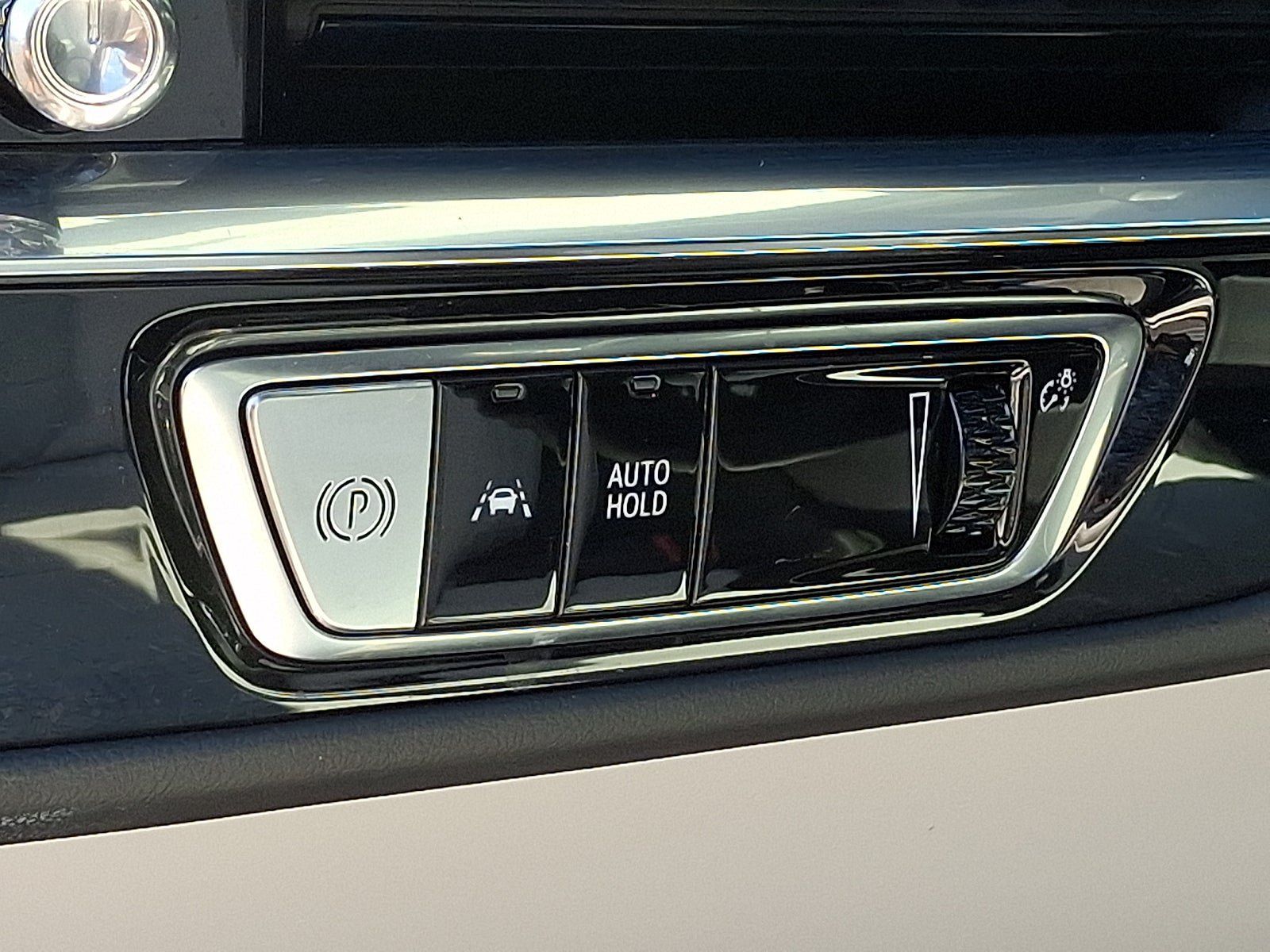 Certified 2024 Cadillac Lyriq Sport AWD/4WD image 32