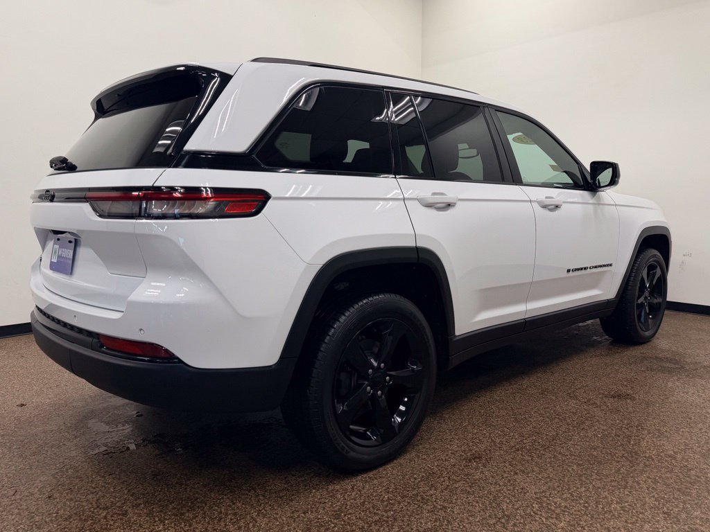 Used 2023 Jeep Grand Cherokee Altitude AWD/4WD image 6