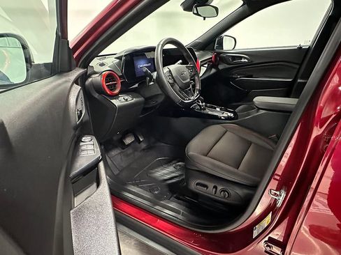 Used 2025 Chevrolet Trax RS FWD image 18