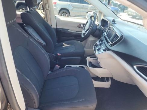Used 2022 Chrysler Voyager LX FWD image 10